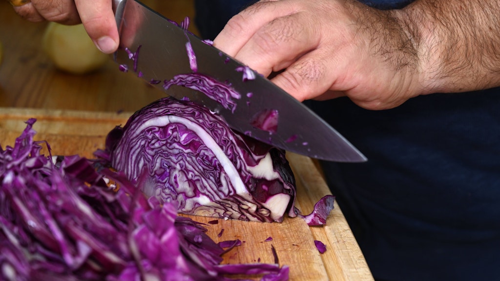 Wer gut mit dem Messer umgehen kann, kann den Rotkohl anstatt ihn zu hobeln auch selbst schneiden.