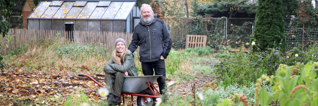 Imke (32) und ihr Mann Reuben (46) Glaser züchten nach dem Slow Flower Konzept auf ihrer Blumenfarm Mayda Blumen ohne den Einsatz von Pestizid & Co.