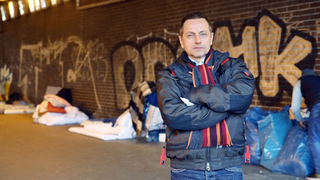 Thomas de Vachroi am Stuttgarter Platz, wo viele obdachlose Menschen leben. 