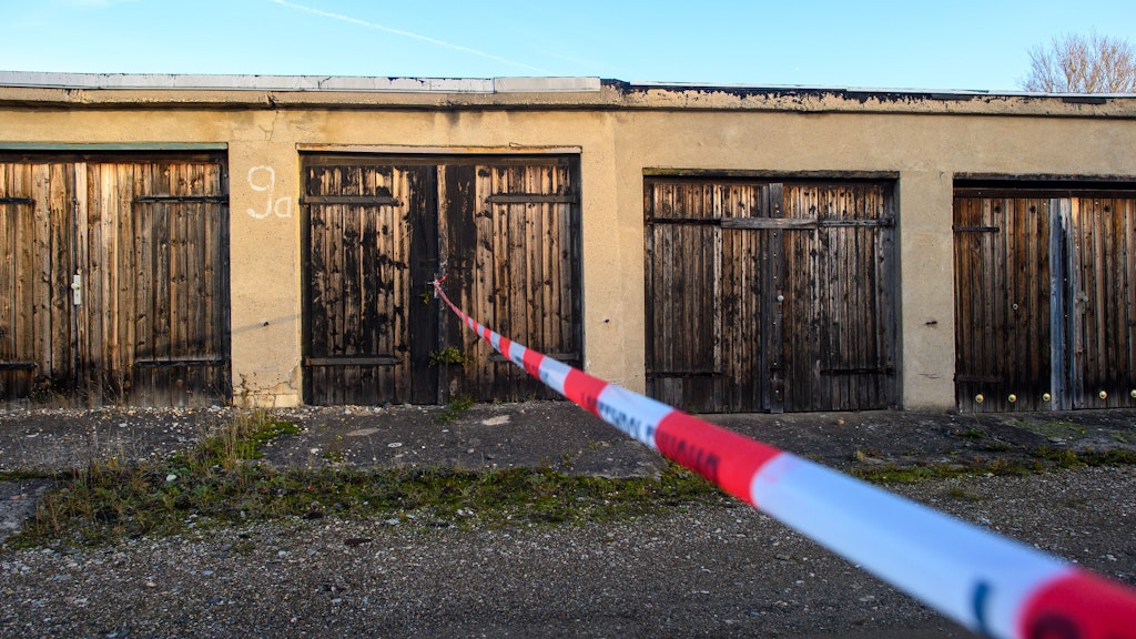 Absperrband der Polizei sperrt einen Teil eines Garagenkomplexes ab. Dort war die Leiche der 14-Jährigen gefunden worden, die seit Tagen als vermisst galt.