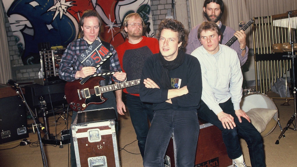Die Band BAP posiert bei einem TV-Auftritt 1986. Im März 1987 brachte Niedecken sein erstes Soloalbum unter dem Titel „Schlagzeiten“ heraus.