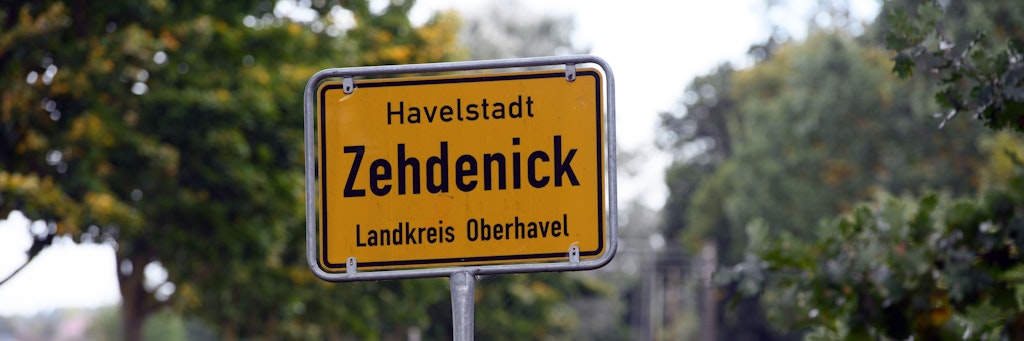 Zehdenick: Autos fahren auf der Bundesstraße B 109 am Ortseingangsschild der Havelstadt vorbei. Die dänische Firma Jasper Resources will nahe der Stadtgrenze Probebohrungen nach Erdgas beginnen, um möglicherweise 30 Jahre lang Gas fördern zu können. 