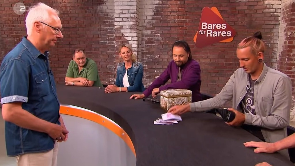 „Bares für Rares“-Händler Fabian Kahl legt für die Porzellan-Schatulle 3200 Euro auf den Tisch. 