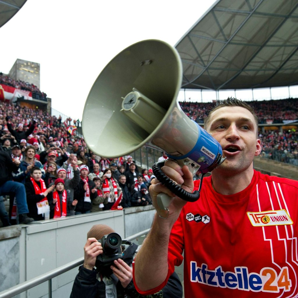 Du musst es laut anhören und deine Nachbarn stören: Torsten Mattuschka bejubelt mit dem Stimme verstärkenden Megaphone den Derbysieg im Februar 2011.