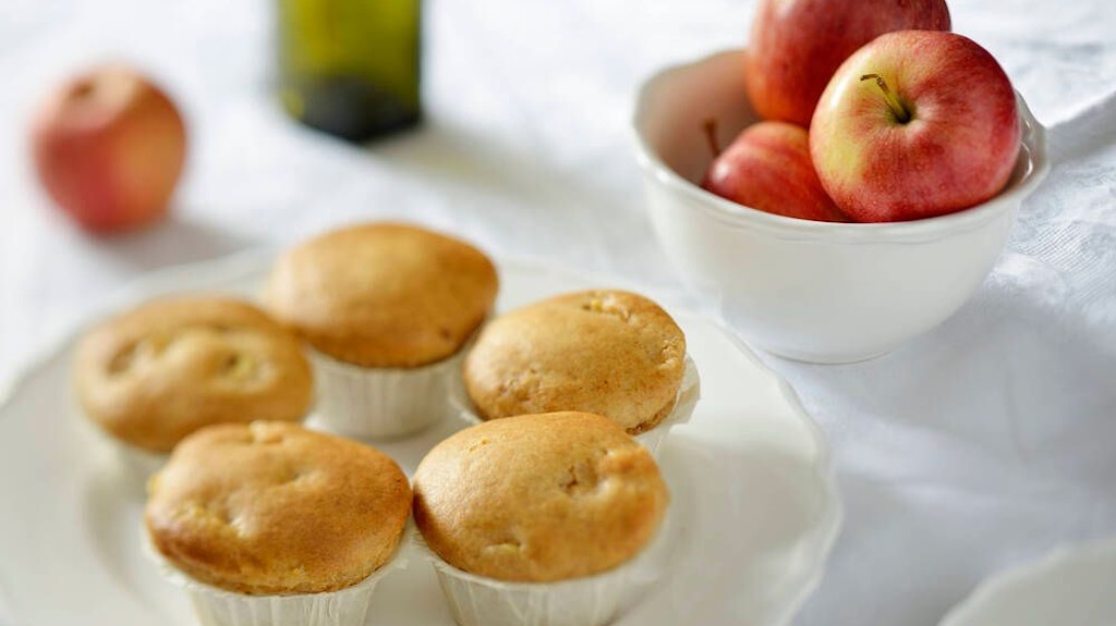 Kurz vor dem Servieren werden Apfelmuffins noch mit Puderzucker bestreut.