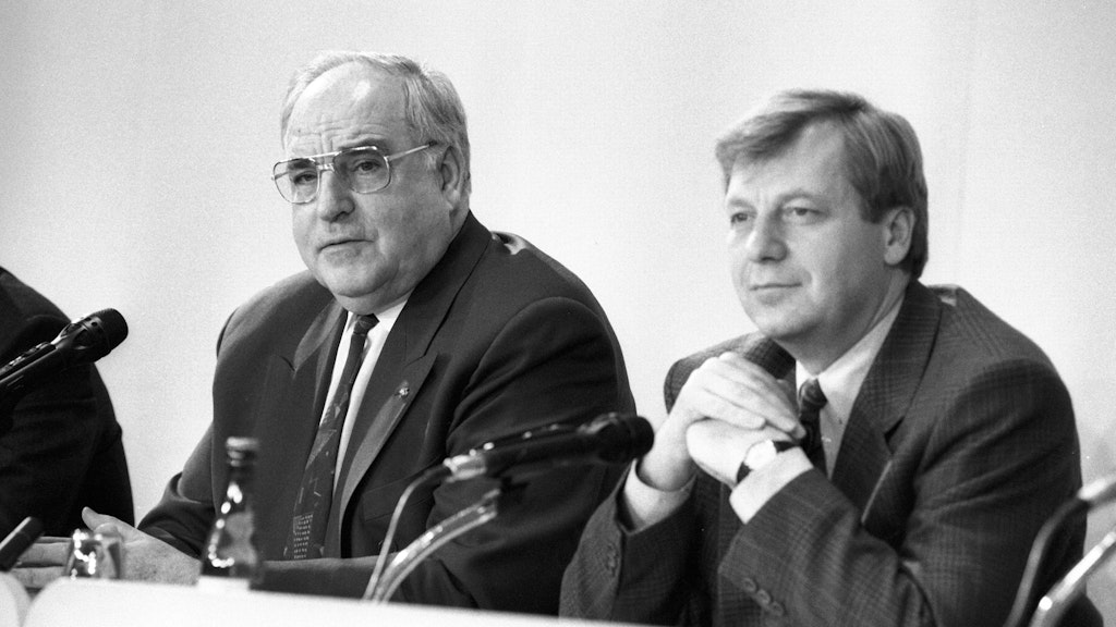 Bundeskanzler Helmut Kohl li., und Eberhard Diepgen, damals designierter Bürgermeister von Berlin während einer Pressekonferenz