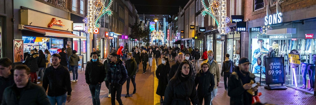 Neue Einschränkungen in den Niederlanden: Bars, Restaurants und Geschäfte müssen ab Sonnabend um 20.00 Uhr schließen, Geschäfte für den nicht dringend nötigen Bedarf bereits um 18.00 Uhr. 