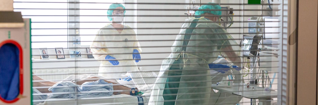 Corona-Patienten werden auf einer Intensivstation gepflegt. 