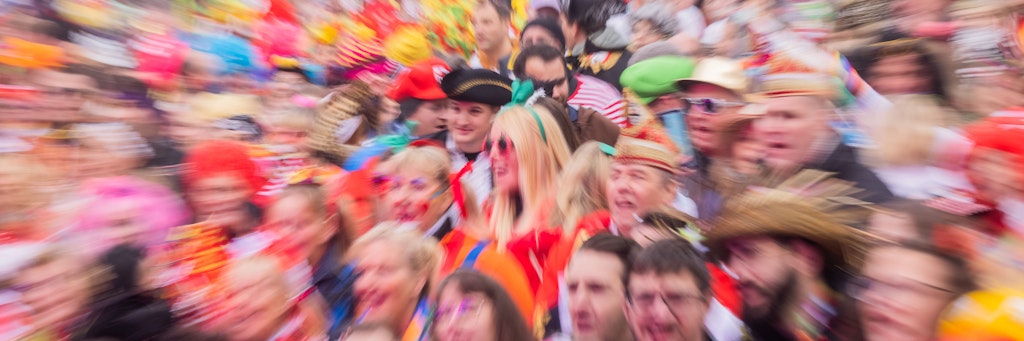 Jecken feiern den Auftakt der Karnevalssession auf dem Heumarkt. 