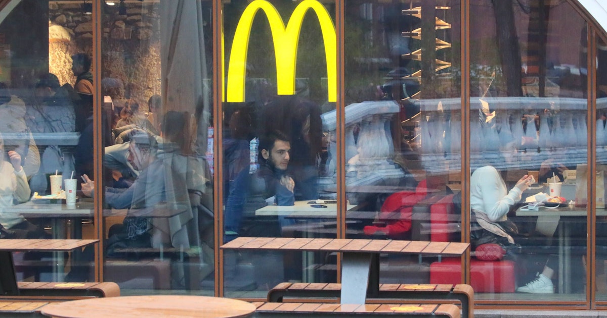 Mehrweg statt Müllberge: McDonald's verlangt jetzt Pfand für Verpackungen!