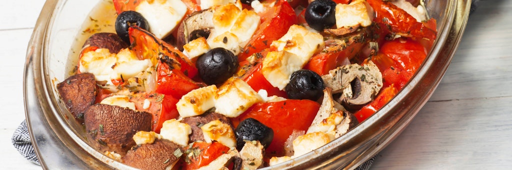 Der leckere (und gesunde!) mediterrane Auflauf mit Schweinefilet, viel Gemüse und Feta-Käse ist schnell gemacht und garantiert ein echter Gaumenschmaus.
