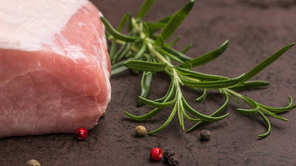 Zartes Schweinefilet ist die Grundlage für den mediterranen Auflauf.