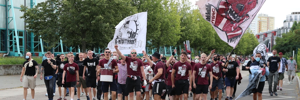 Auf ins Poststadion! Faninvasion in Moabit. Beim BFC Dynamo ist man heiß auf den Ligagipfel.