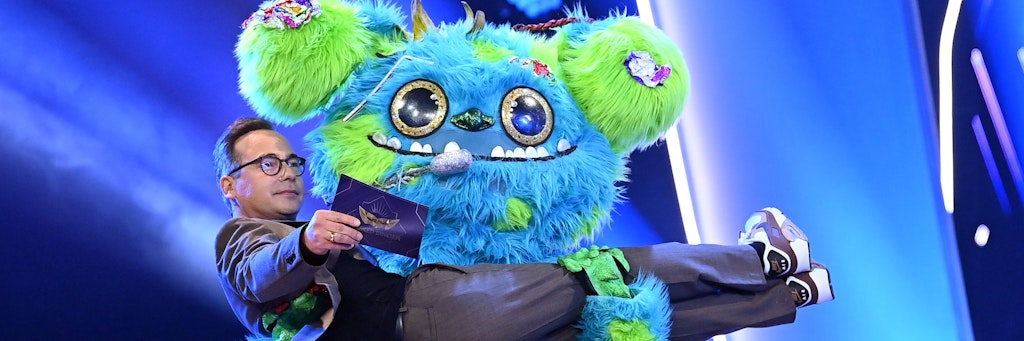 Das Müll-Monster Mülli Müller mit „Masked Singer“-Moderator Matthias Opdenhövel - er wird auch den Ableger „The Masked Dancer“ moderieren.