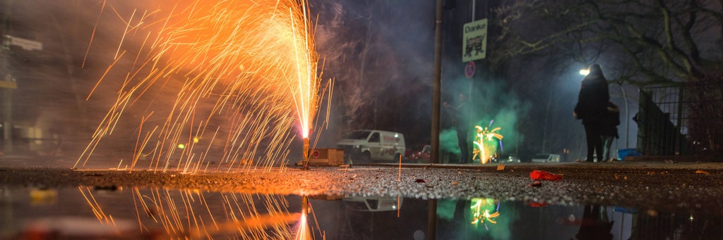 Bodenfeuerwerk soll in diesem Jahr in der Silvesternacht zumindest an zwei Orten in Berlin verboten sein (Symbobild).