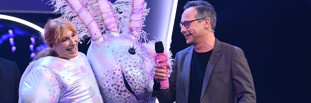 Andrea Sawatzki wurde bei „The Masked Singer“ als Axolotl enttarnt. Hier ist sie im Gespräch mit Moderator Matthias Opdenhövel.
