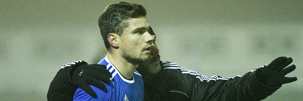 Von Trainer zu Trainer: Nürnbergs Coach Robert Klauß erhält letzte Anweisungen von Markranstädts Übungsleiter Olaf Brosius vor seiner Einwechslung im Sachsen-Pokal.