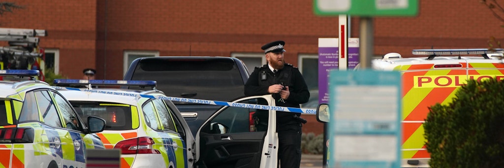 Die Polizei sperrte den Bereich rund um die Frauenklinik in Liverpool weiträumig ab.
