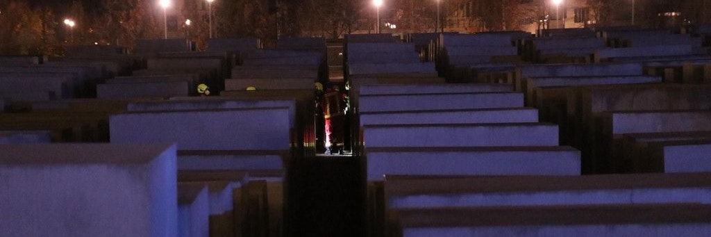 Rettungskräfte am Unfallort. Ein Mann stürzte hier von einer Betonstele.