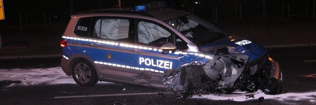 Mit voller Wucht raste der Fluchtwagen in das Polizeifahrzeug.