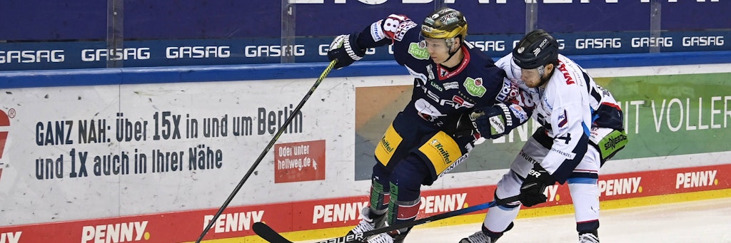 Einst Konkurrenten, nun gemeinsam auf Puk-Jagd: Eisbär Jonas Müller und Zugang Marco Baßler (r.). 