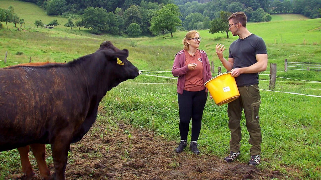 „Bauer sucht Frau“-Bauer Nils füttert zusammen mit Sabrina seine Tiere.