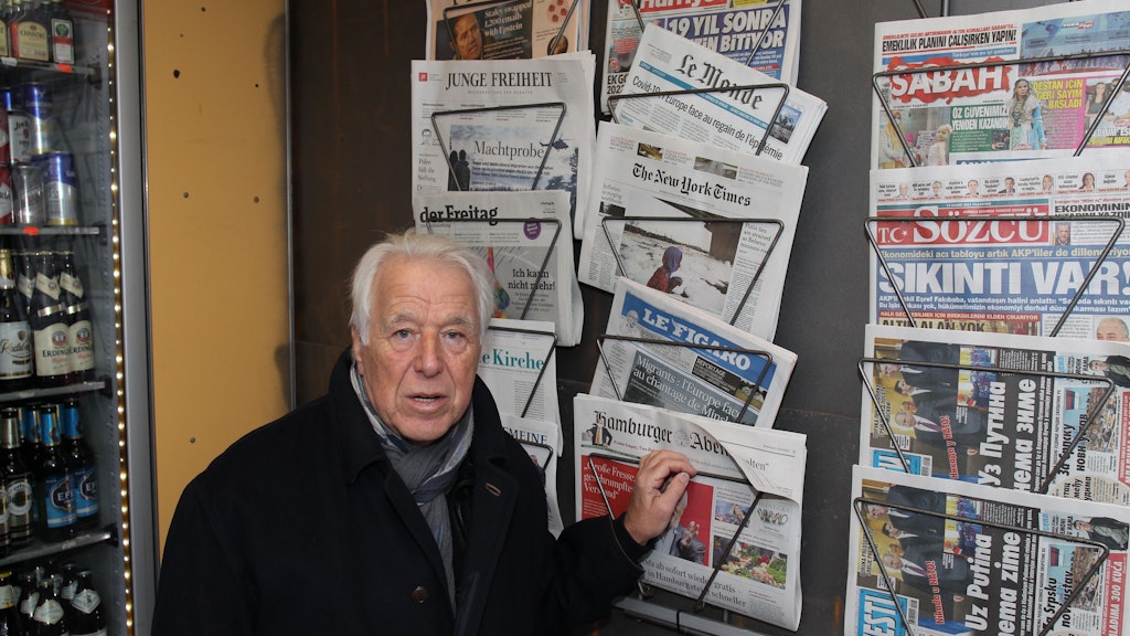 Der Anwohner Michael Bärlein (77), der im Kiez geboren wurde: Das darf nicht sein, dass der Kiosk abgerissen wird. Ich kenne über 40 Geschäftsleute und Ladenbesitzer, die das auch verhindern wollen. Ich kaufe hier vor allem internationale Presse. Die nächste Möglichkeit wäre am Roseneck. Außerdem sollen auch Fahrradstellplätze abgebaut und zwei sehr alte Bäume sollen gefällt werden. Das geht doch nicht. 