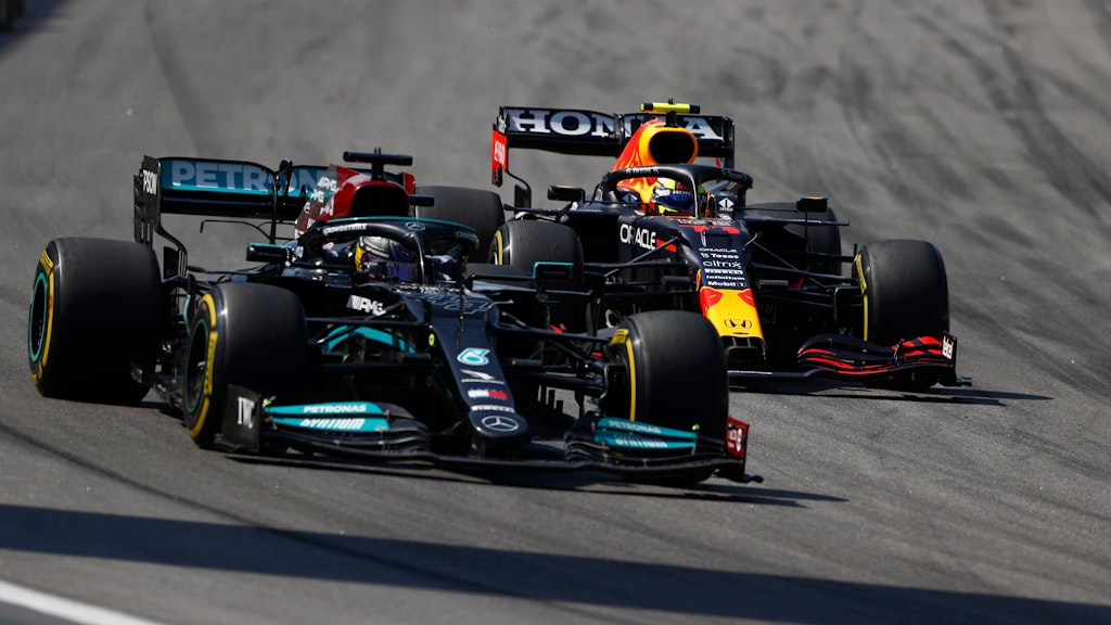Lewis Hamilton ließ Max Verstappen in Brasilien dank seines Monster-Motors in einem spektakulären Rennen keine Chance. 