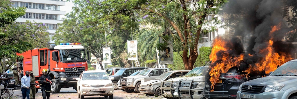 In der Nähe des Parlaments in Kampala wurden Sprengsätze gezündet.