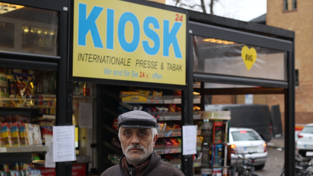 Taxifahrer Zeya Özcan (54): „Der Kiosk muss bleiben. Er ist ein wichtiger Treffpunkt für uns Fahrer, ein Pausenpunkt. Wir sind hier wie eine Familie. Wir fühlen uns sicher, wir sind hier, der Kiosk ist da und das vor allem in der Nacht.“