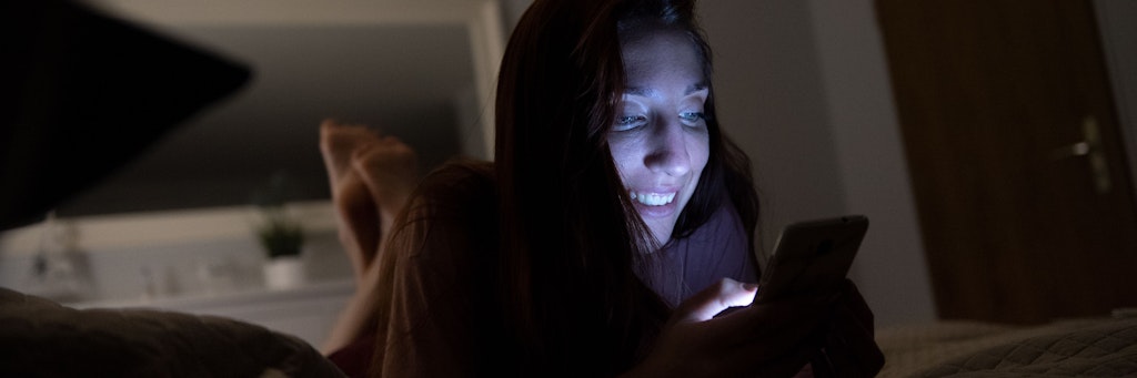 Pünktlich um 22.30 Uhr ohne Smartphone im Bett zu liegen, kann man lernen.