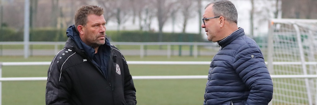 Teammanager Jörn Lenz (r.) überbringt BFC-Trainer Christian Benbennek die Nachricht über den Spielausfall des Hits beim BAK.