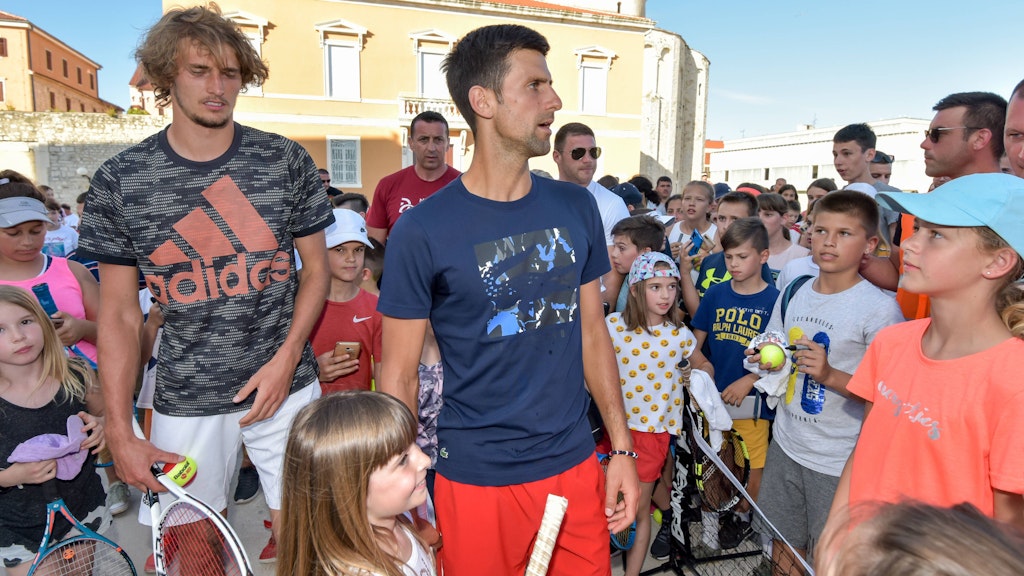 Bilder, die die nicht nur die Tennis-Welt irritierten: Novak Djokovic und Alexander Zverev (l.) ignorierten im Juni 2020 in Kroatien jegliche Hygiene- und Abstandsregeln.
