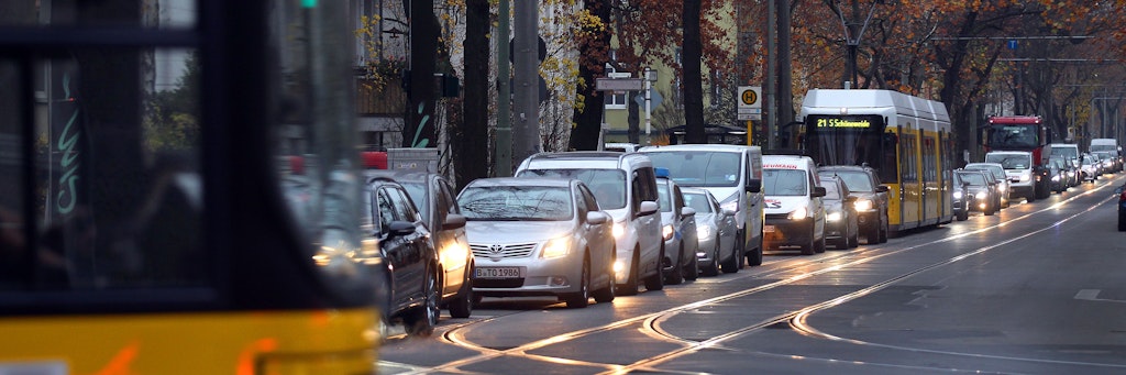 Da steht sie nun, die 21 ... Vor der Treskowallee kommt es im abendlichen Berufsverkehr immer wieder zum Stau in der Ehrlichstraße.