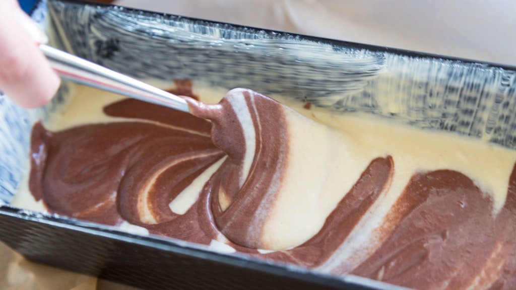 Wie im Rezept: Für den perfekten Marmorkuchen werden die Teige in der Form leicht miteinander verwirbelt.