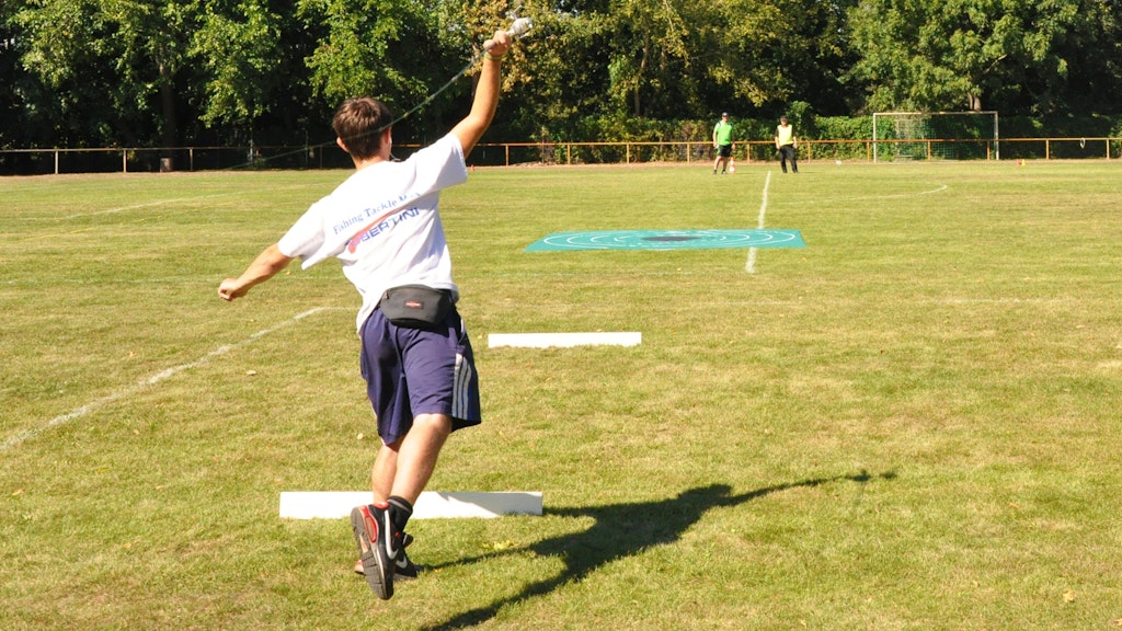Das sogenannte Casting-Angeln: Ein Junge wirft auf einem Brandenburger Sportplatz seine Rute aus, um mit einem Mini-Gewicht das vorgegebene Ziel zu treffen. Die DDR-Turnierangler gehörten zur Weltspitze.