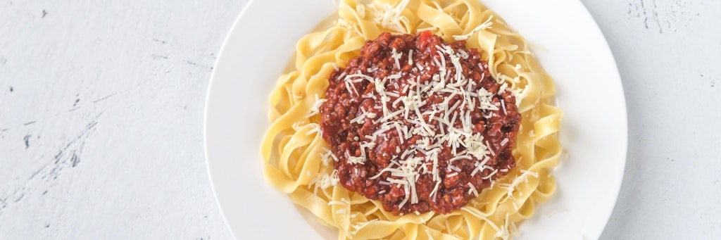 Vergessen Sie Fertigprodukte! Hier kommt ein super einfaches Rezept, mit dem Bolognese wirklich jedem gelingt.