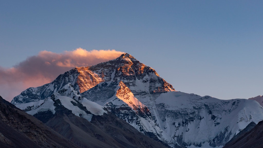 Der Sonnenuntergang färbt den Gipfel des Mount Everest. 