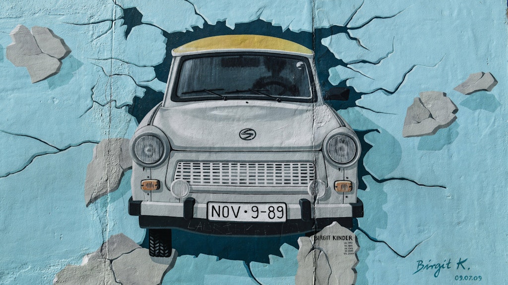 <strong>Original:</strong> Das legendäre Trabi-Bild von Künstlerin Birgit Kinder an der Berliner East Side Gallery.