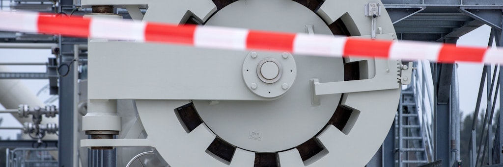 Ein rot-weißes Absperrband hängt an der Gas-Anlandestation von Nord Stream 2 bei Lubmin (Mecklenburg-Vorpommern). Ein Symbol dafür, dass die Pipeline nicht in Betrieb gehen kann. 