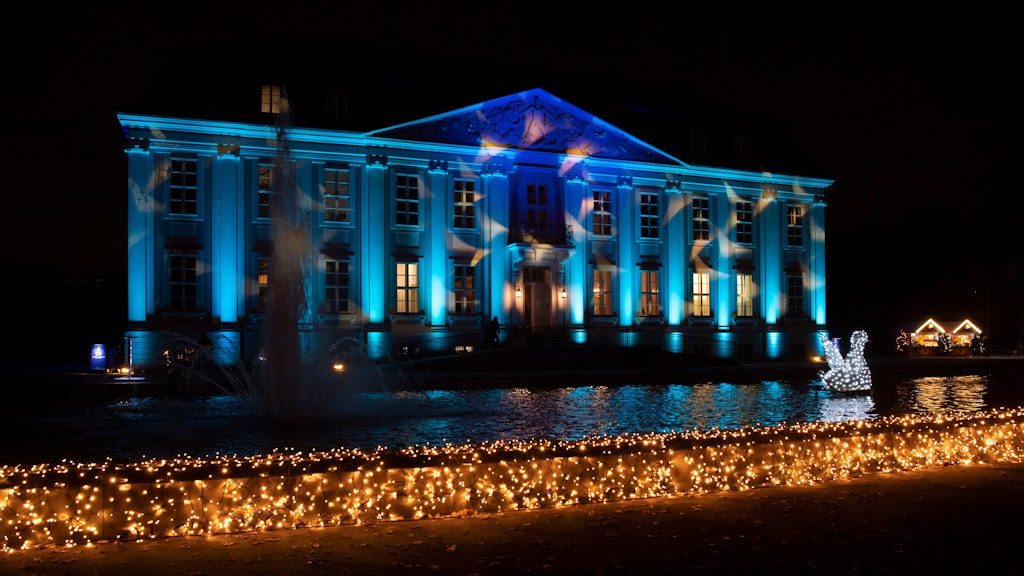Das Schloß Friedrichsfelde ist nach der Eröffnung von «Weihnachten im Tierpark» romantisch beleuchtet. 