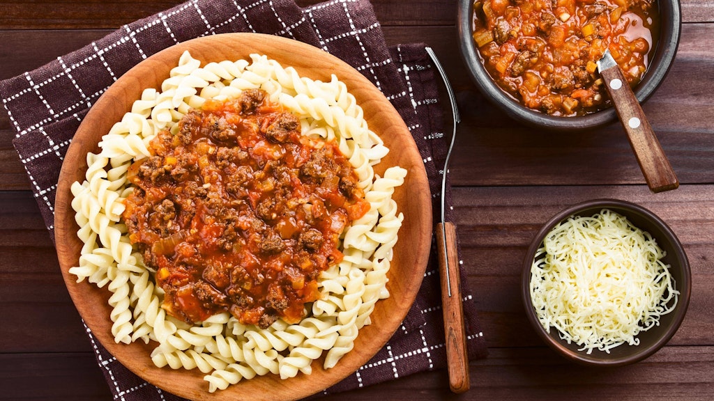 Was duftet es herrlich in der ganzen Wohnung, wenn man diese leckere Bolognese kocht. Und wenn das Essen erstmal auf dem Tisch steht, ist die ganze Familie begeistert.
