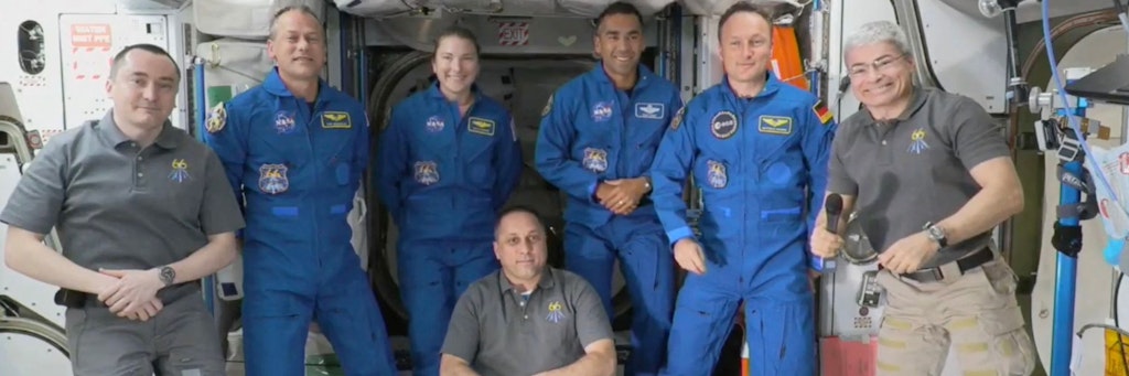 Die aktuelle Mannschaft auf der ISS musste zweimal die Station räumen, darunter der Deutsche Thomas Maurer (2. v. r.)