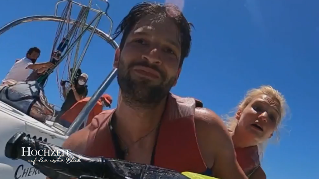Beim „Hochzeit auf den ersten Blick“-Dreh in den Flitterwochen fahren Anika und David gemeinsam Jetski ...