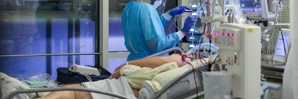  Ein Intensivpfleger versorgt einen Covid-19-Patienten auf der Intensivstation der Leipziger Uniklinik. 