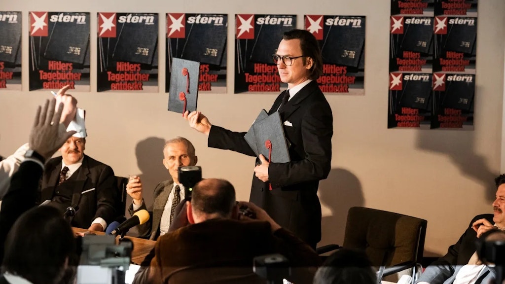 Lars Eidinger spielt den Stern-Journalisten Gerd Heidemann. Hier präsentiert er die vermeintlichen Hitler-Tagebücher.