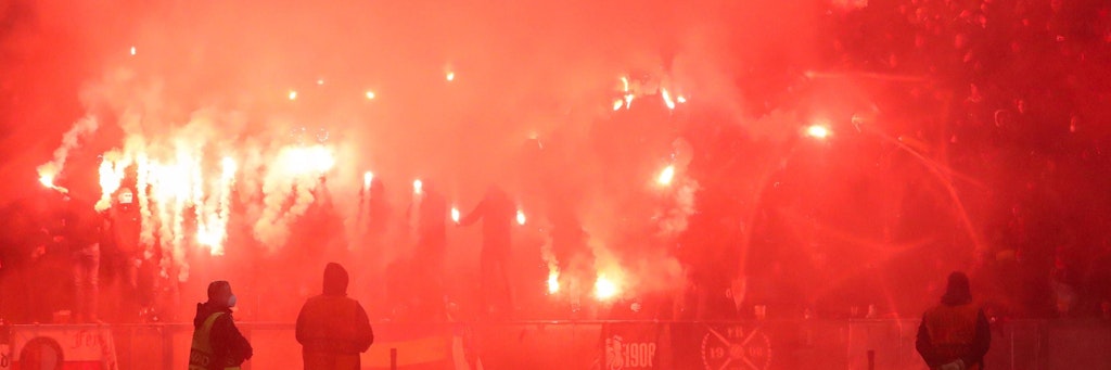 Mit Pyro und Raketen hantierten Feyenoord-Anhänger nicht nur im Block, sondern warfen sie auch zwischen die Ordner auf der Laufbahn.