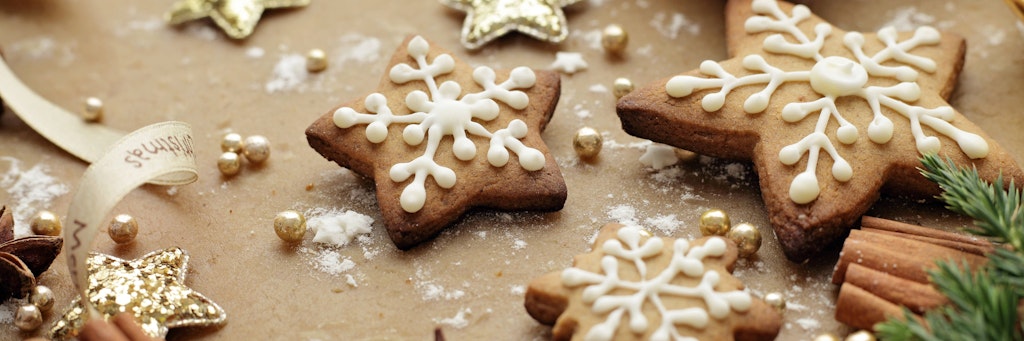 Wer gern Plätzchen backt, steht oft vor einem Problem: Wie lassen sich die Weihnachtskekse möglichst sicher mit der Post verschicken?