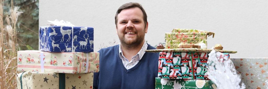 Altenpfleger Dennis Schoneveld (34) hat für die einsamen Bewohner des Domizil Alt-Mariendorf eine Geschenk-Aktion gestartet, damit auch diese Menschen zu Weihnachten Geschenke bekommen.
