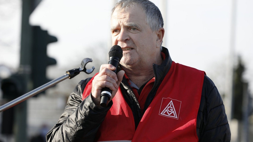 Michael Rahmel, Betriebsratsvorsitzender im Mercedes-Werk Marienfelde, war 2020 noch sehr empört, als sogar die Schließung der Fabrik in Rede stand. Im November legten beispielsweise 1200 Beschäftigte aus Protest die Arbeit in einer Schicht nieder.